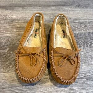 Minnetonka Cally Moccasin Slippers Sz 10 Tan Suede Faux Fur Lined Cozy